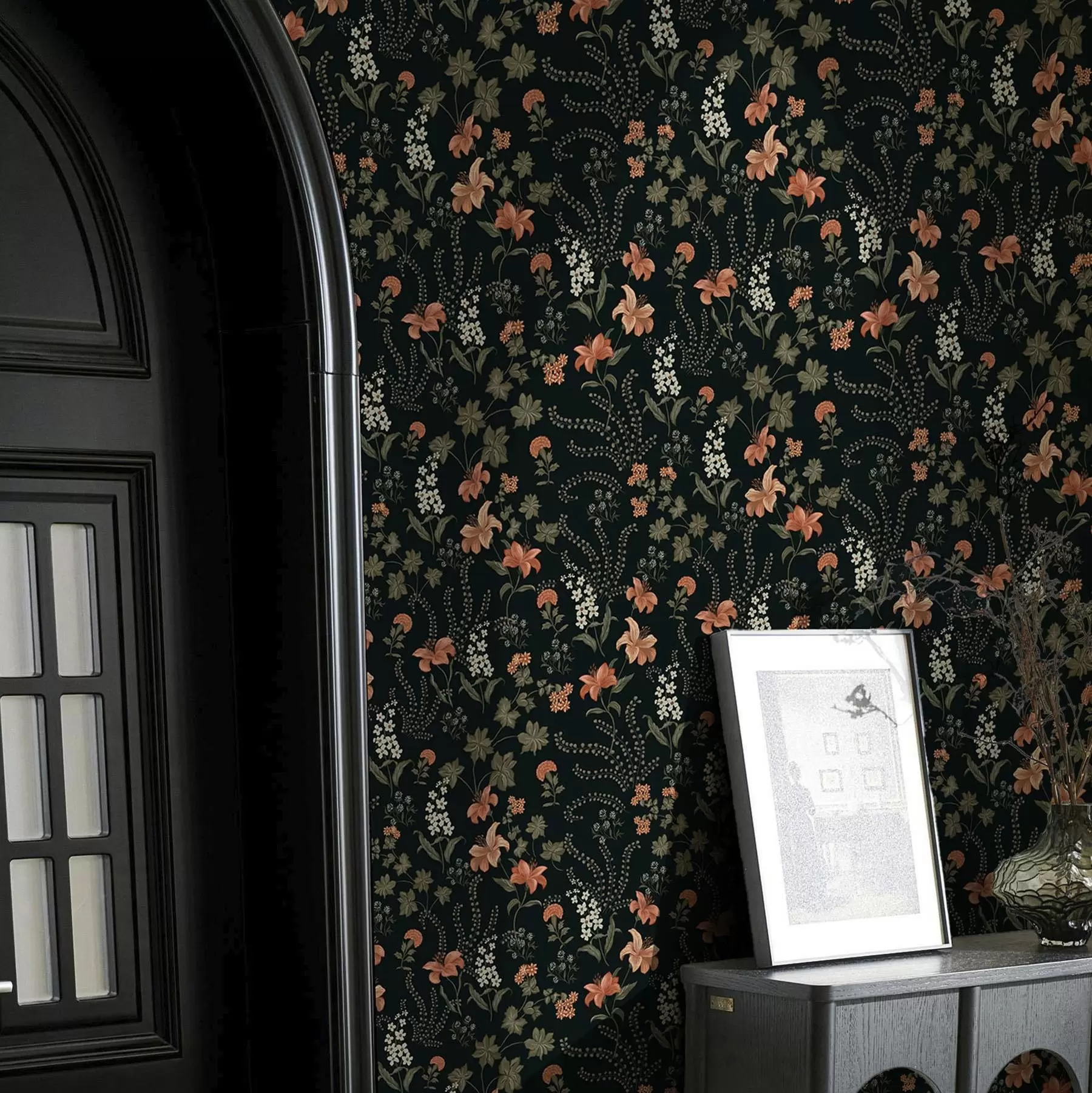 Fototapetes Oranžas lilijas un mazi ziedi uz melna fona a00463