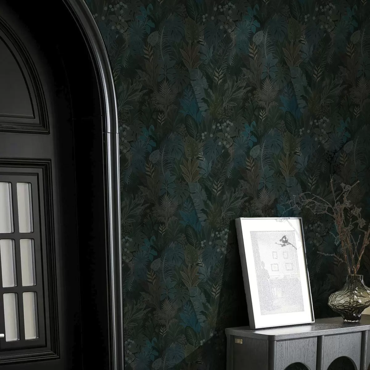 Tapetes Tumši zaļa tropu lapotne ar ziliem akcentiem a00327