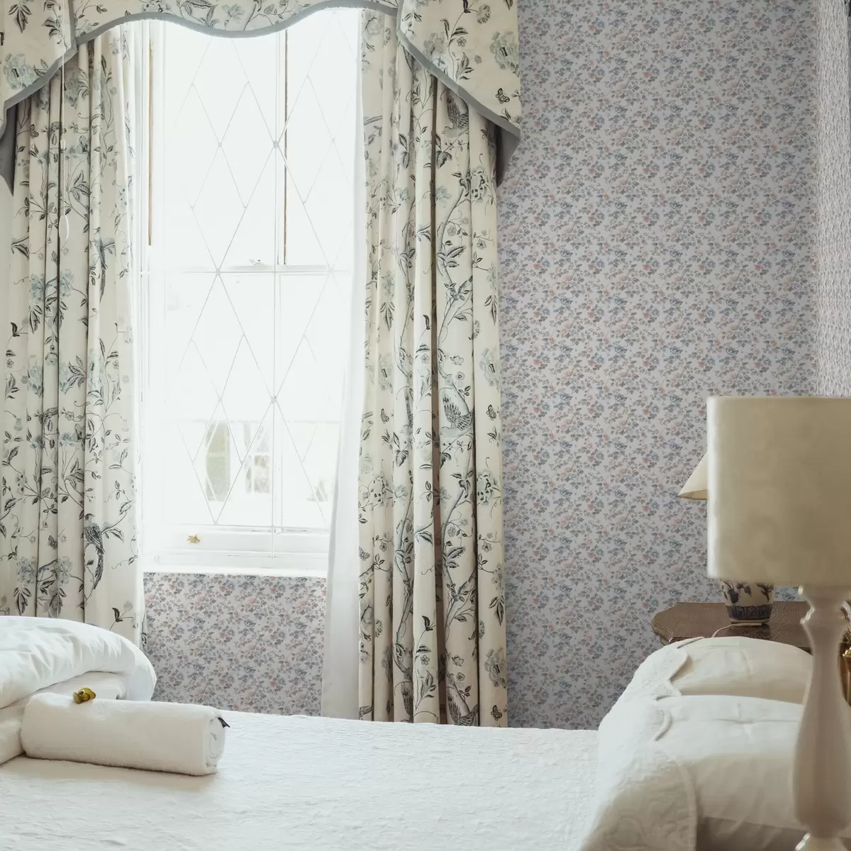 Tapetes Mazs ziedu ornaments zilos un koraļļu toņos a00347