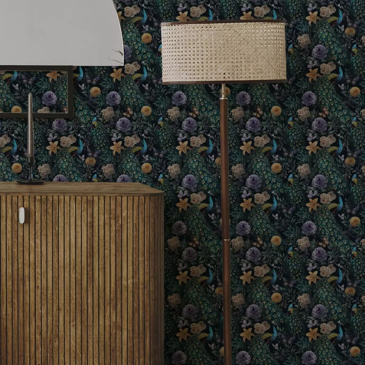 Tapetes Pāvi starp tumšiem ziediem un tauriņiem a00348