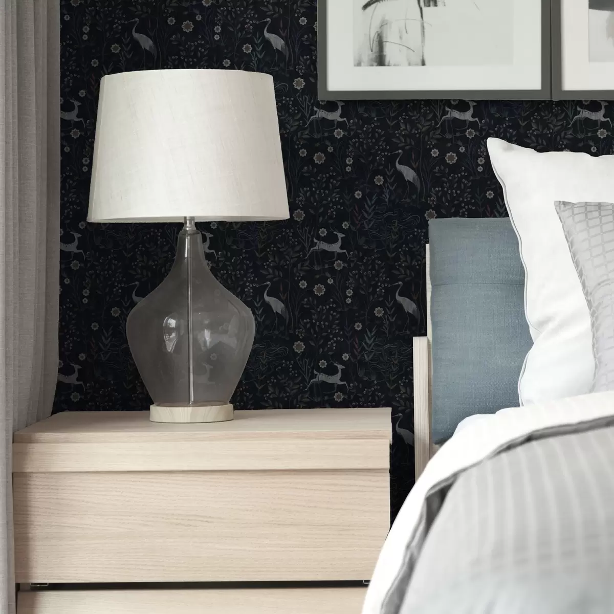 Tapetes Tumšs fons ar baltiem putniem un briežiem a00363