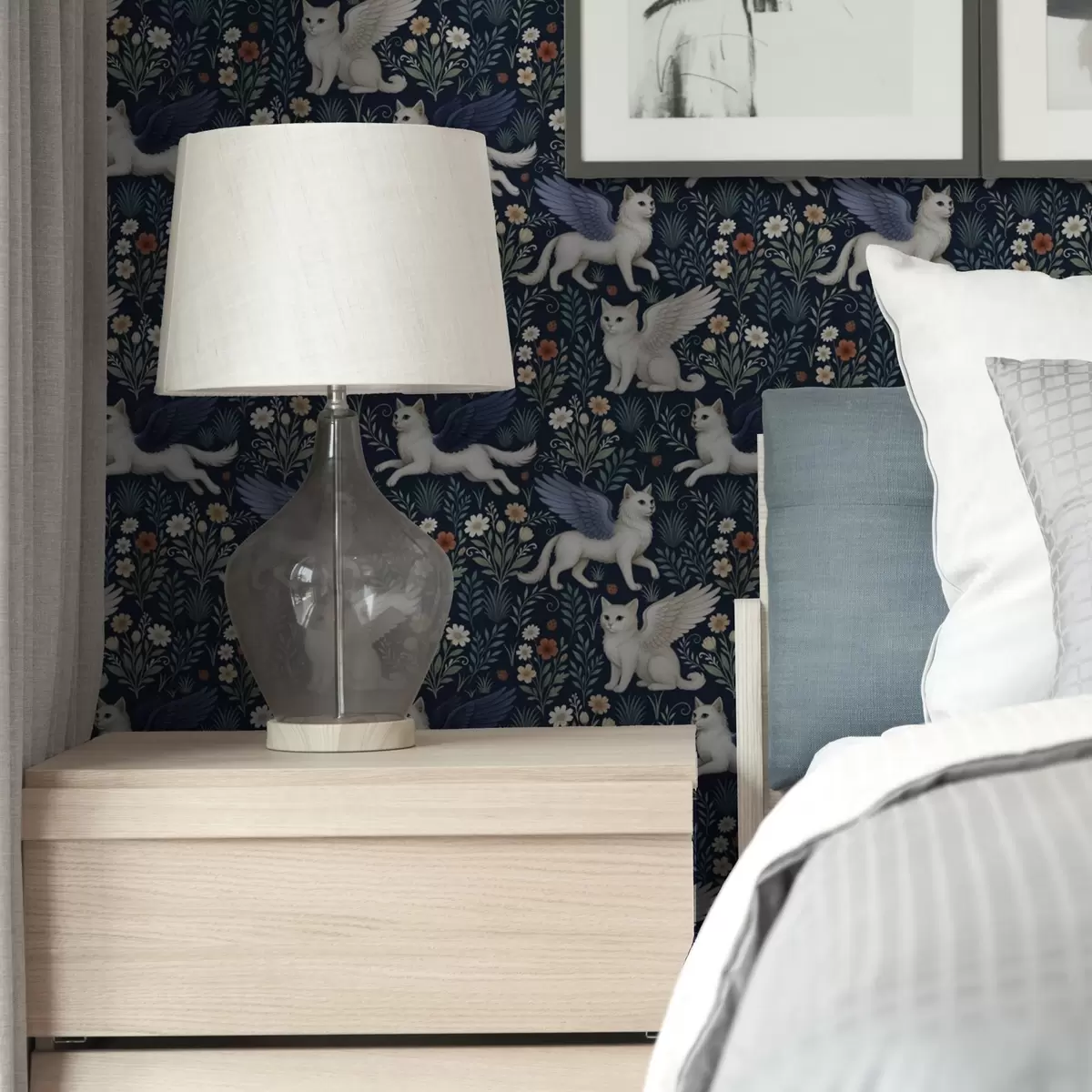 Tapetes Fantāzijas kaķi ar spārniem starp ziediem a00408