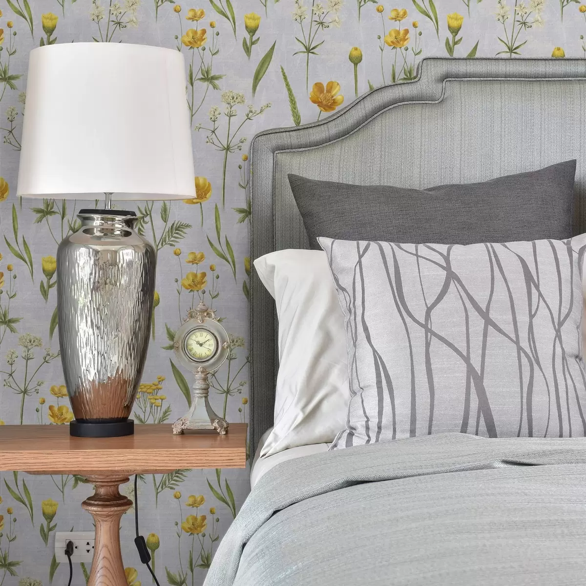 Tapetes Dzelteni ziedi un zaļumi uz gaiši pelēka fona a00472