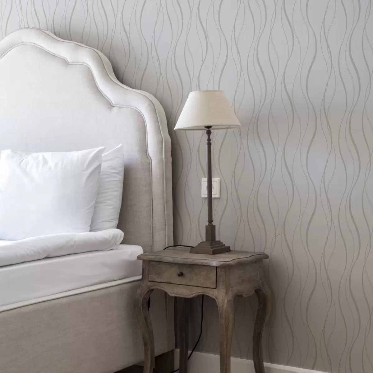 Tapetes Abstraktas viļņotas smilškrāsas līnijas uz balta fona a00480