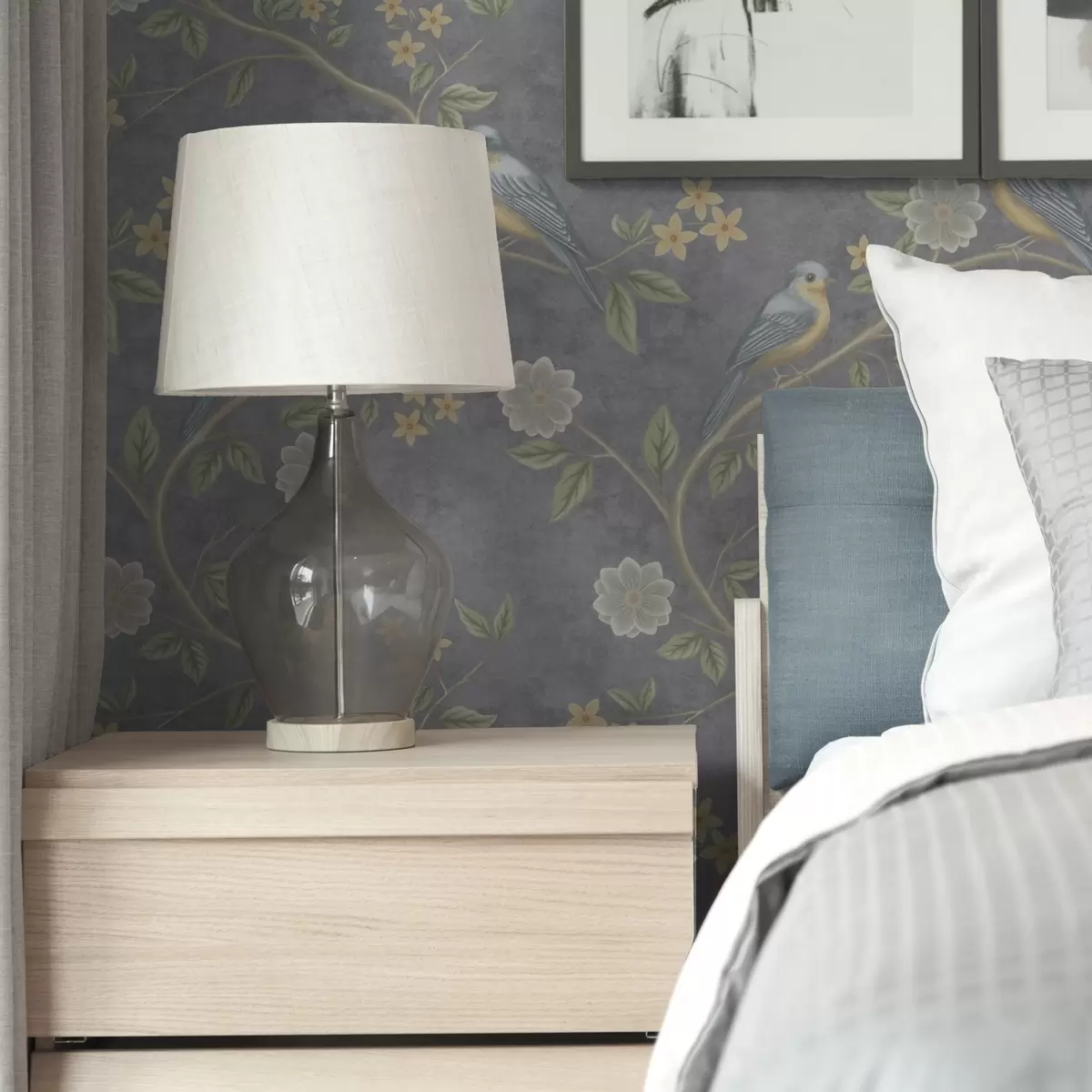 Tapetes Putni uz zariem starp ziediem uz pelēka fona a00483