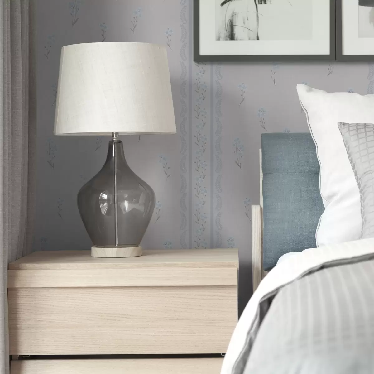 Tapetes Balts fons ar ziliem ziediem un dekoratīvu svītru a00484v1