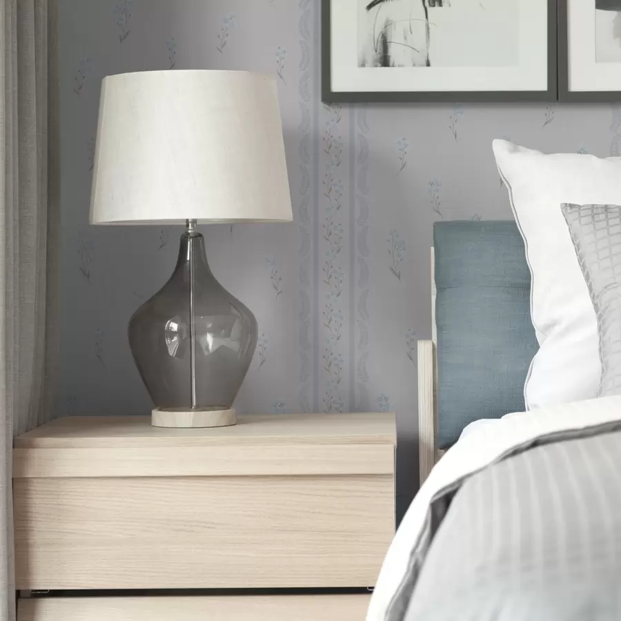 Fototapetes Balts fons ar ziliem ziediem un dekoratīvu svītru a00484v1