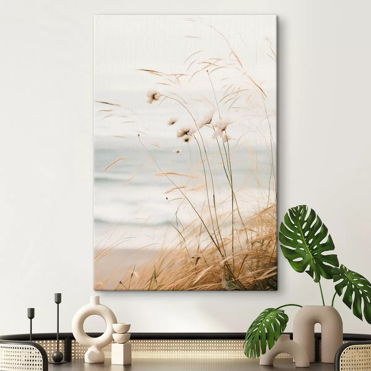 Glezna Dažas kokvilnas zāles un citas sausas zāles izplūdušas jūras priekšā, maiga un pieklusināta krāsu palete s45562