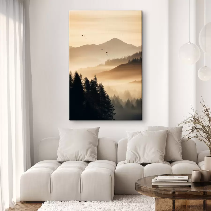 Glezna Kalnu ainava ar mežu un debesīs lidojošiem putniem, ko saullēkta laikā klāj bieza miglas kārta s45563