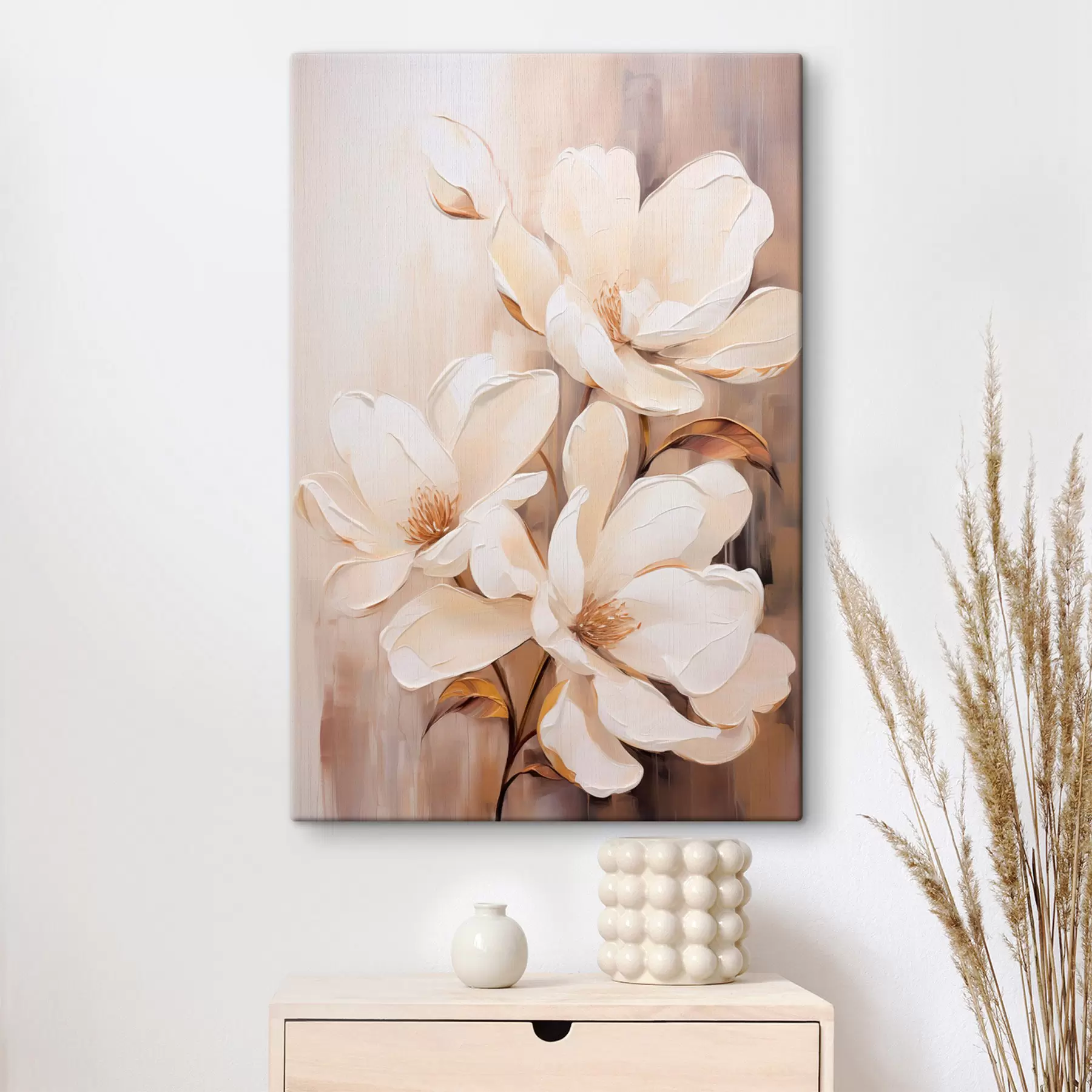 Glezna Balti magnolijas ziedi uz mīksta, izplūduša bēša un brūna toņu fona, eleganta ziedu kompozīcija s45571