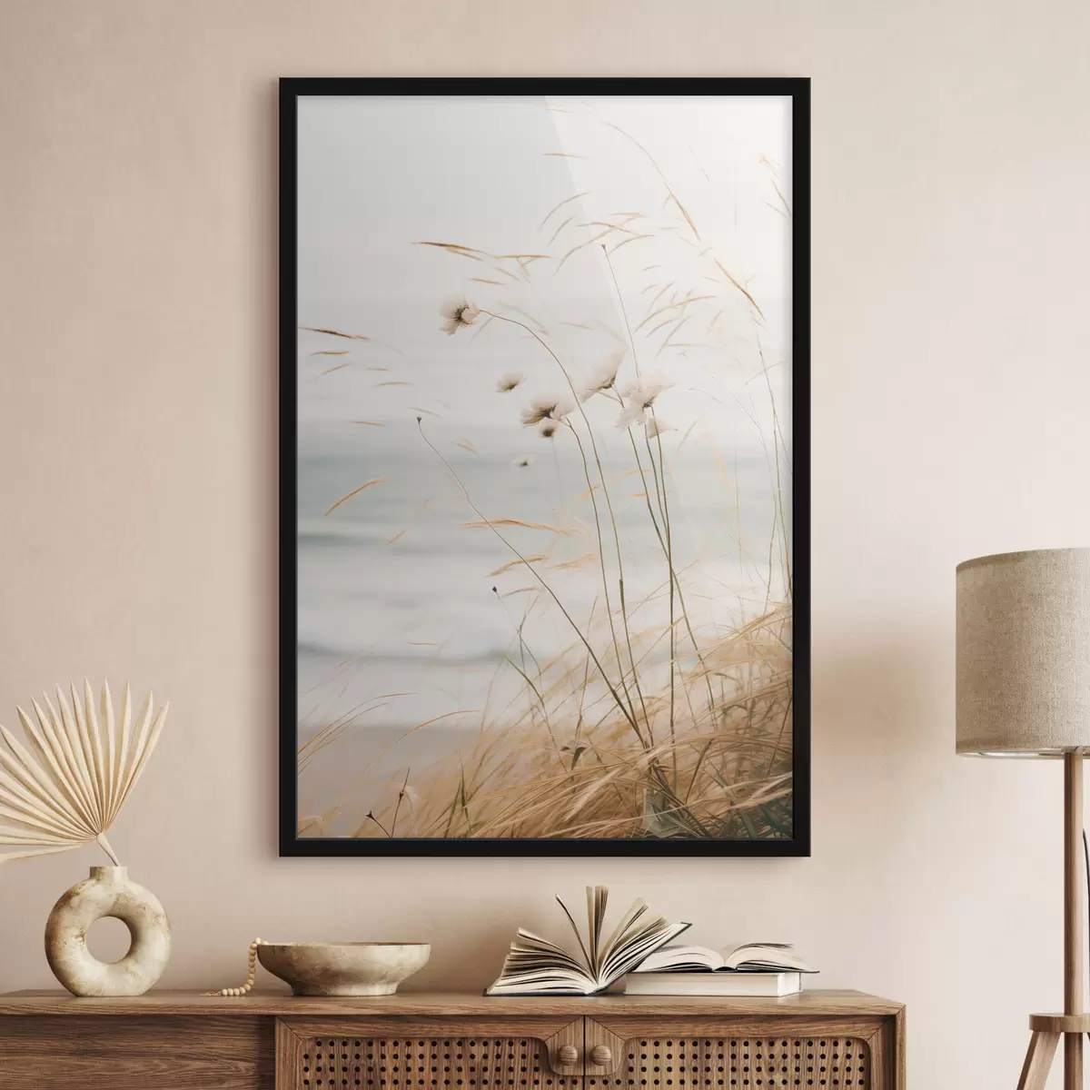 Plakāts Dažas kokvilnas zāles un citas sausas zāles izplūdušas jūras priekšā, maiga un pieklusināta krāsu palete f45562