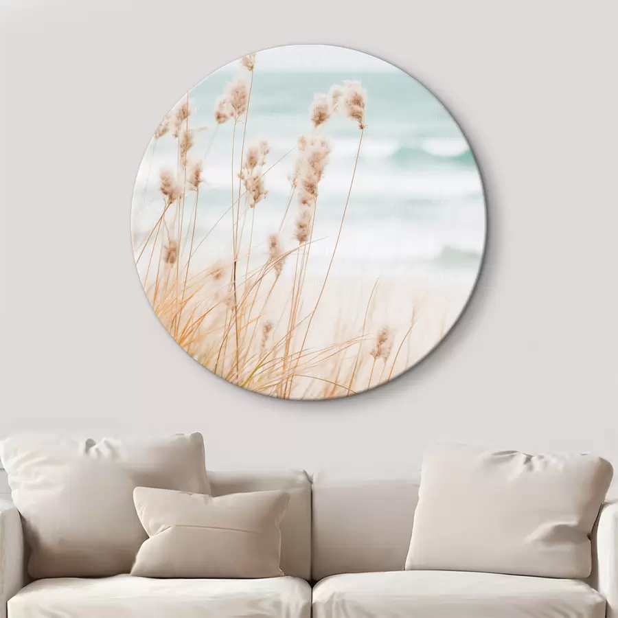 Glezna Augsta zāle ar pūkainām sēklu galviņām, smilšaina pludmale un okeāna viļņi fonā, maiga un pieklusināta krāsu palete r45561