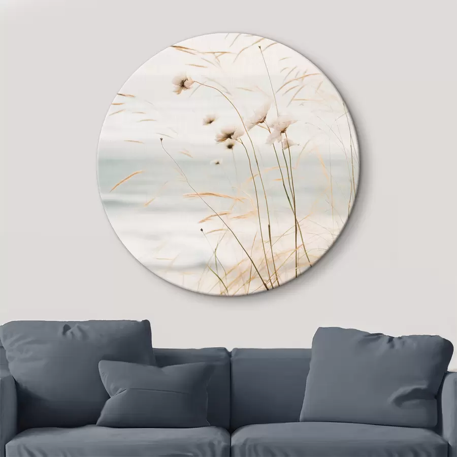 Glezna Dažas kokvilnas zāles un citas sausas zāles izplūdušas jūras priekšā, maiga un pieklusināta krāsu palete r45562