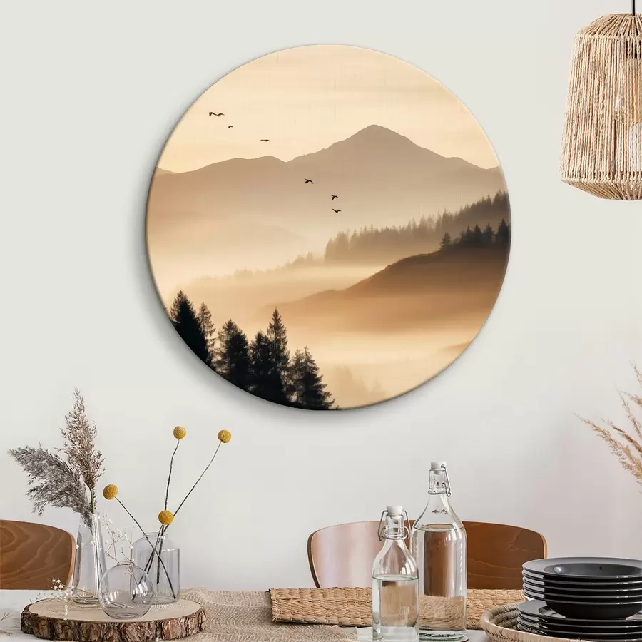 Glezna Kalnu ainava ar mežu un debesīs lidojošiem putniem, ko saullēkta laikā klāj bieza miglas kārta r45563