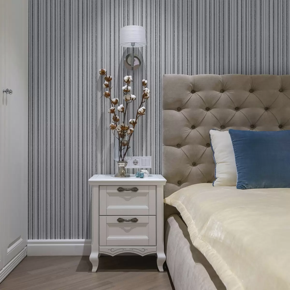 Tapetes Pelēkas vertikālas svītras uz balta fona a00507