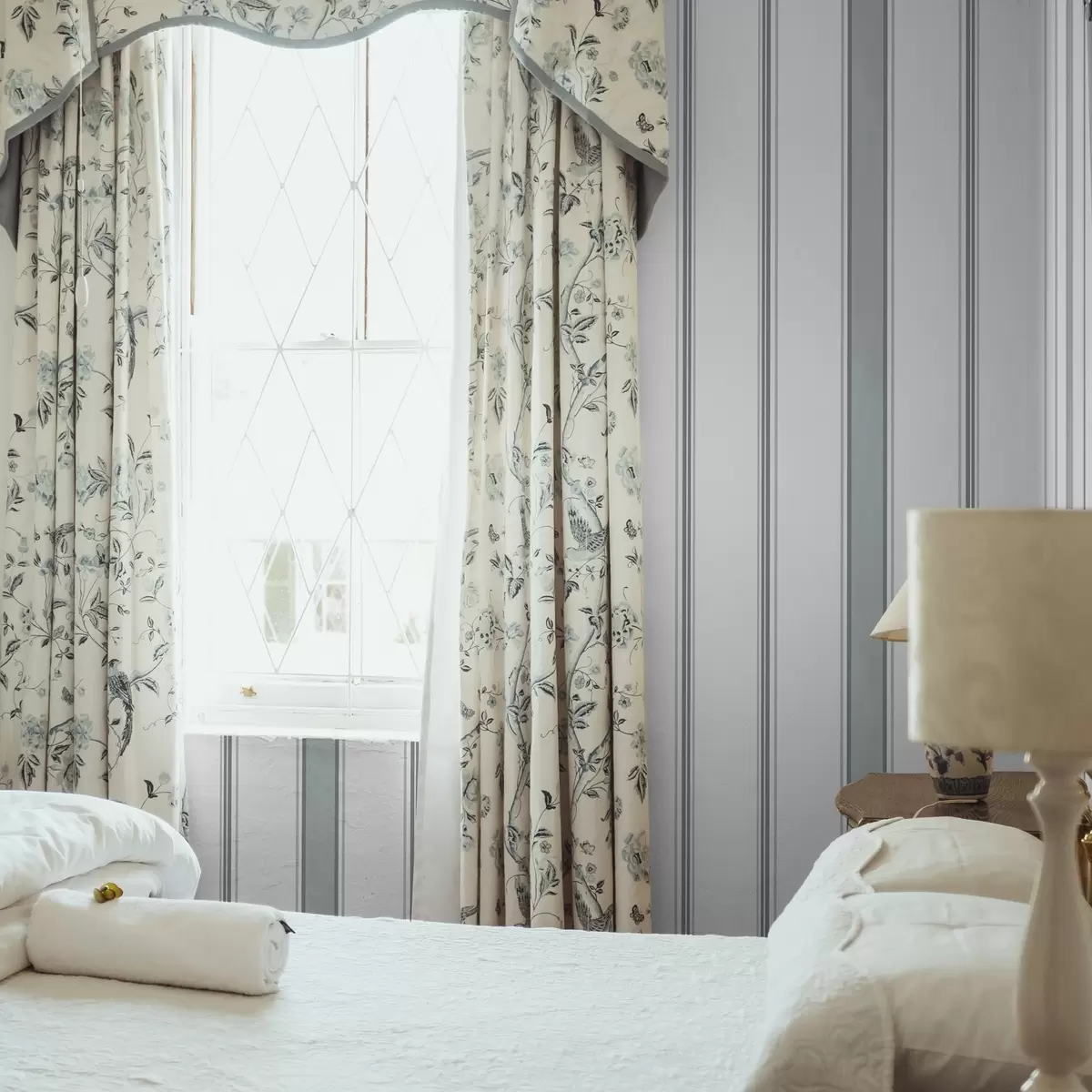 Tapetes Platas svītras pelēkzilā paletē a00516