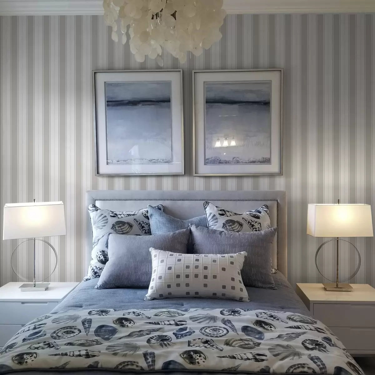 Tapetes Klasiskas vertikālas svītras gaiši pelēkos toņos a00517v1