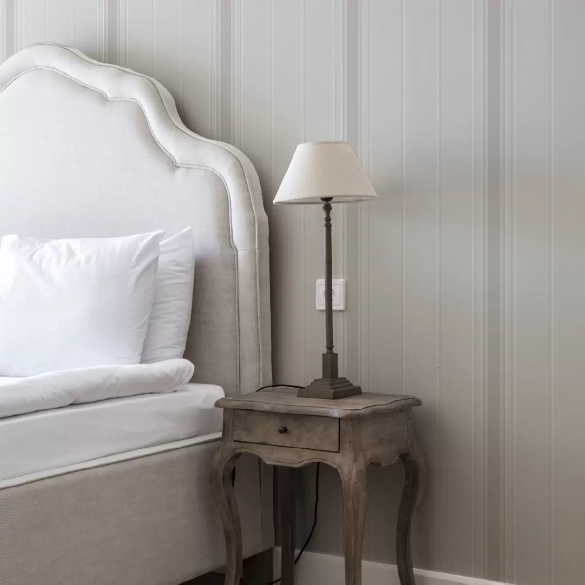 Tapetes Gaiši smilškrāsas toņa svītras ar platiem akcentiem a00518