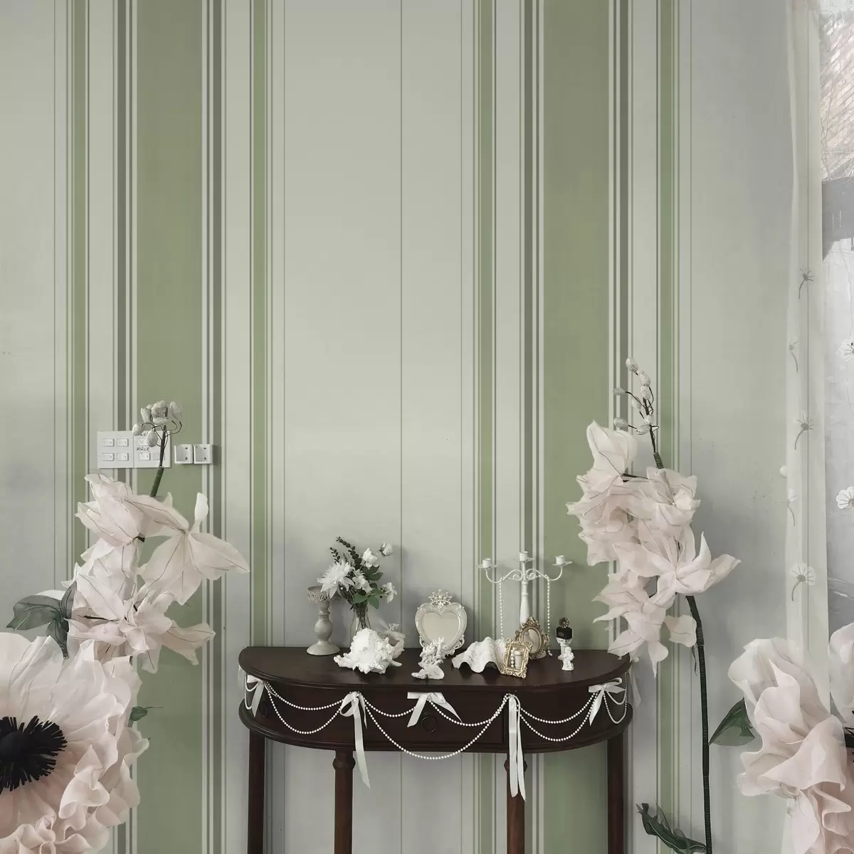 Tapetes Krēmkrāsas fons ar platu zaļu centrālo svītru a00519