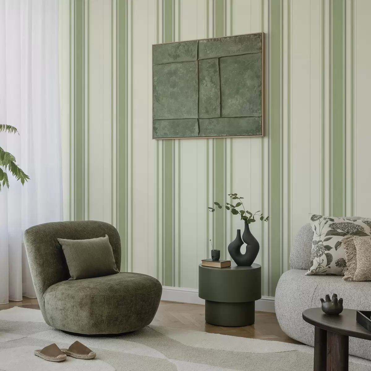Tapetes Krēmkrāsas fons ar platu zaļu centrālo svītru a00519