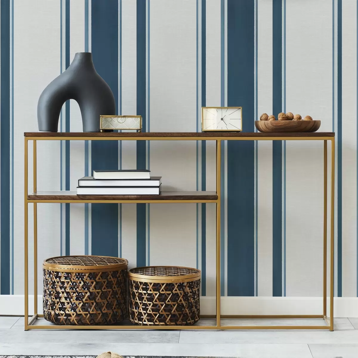 Tapetes Zilas un tirkīza vertikālas svītras uz gaiša fona a00528