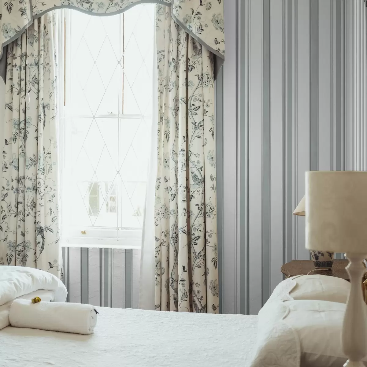 Tapetes Dubults raksts ar pelēkzilām svītrām a00554