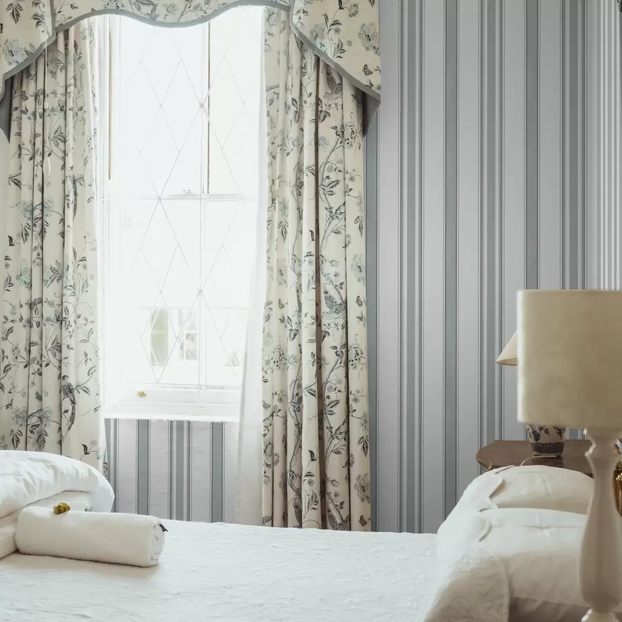 Fototapetes Dubults raksts ar pelēkzilām svītrām a00554