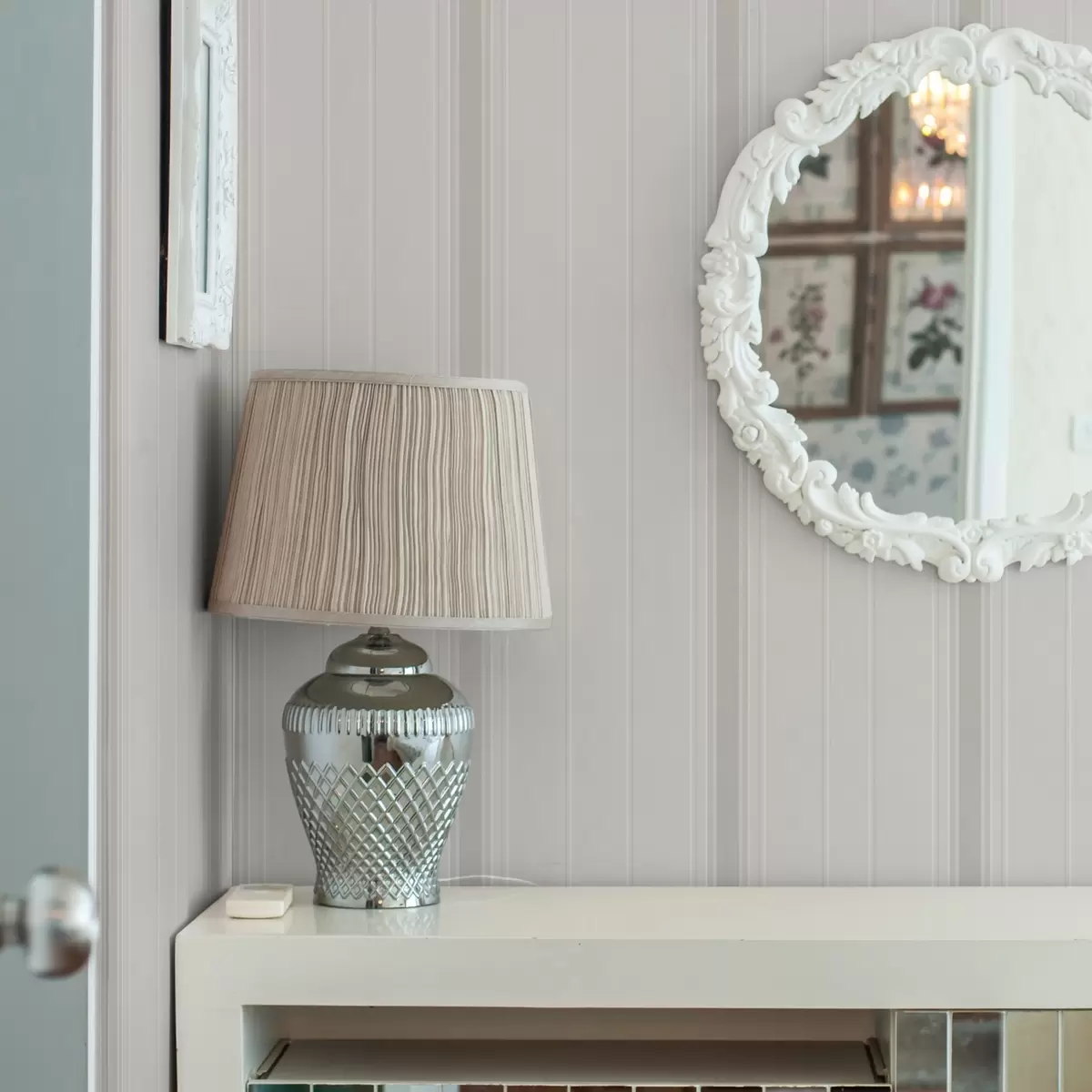 Tapetes Bēšs fons ar plānām un vidēji pelēkbaltām svītrām a00559