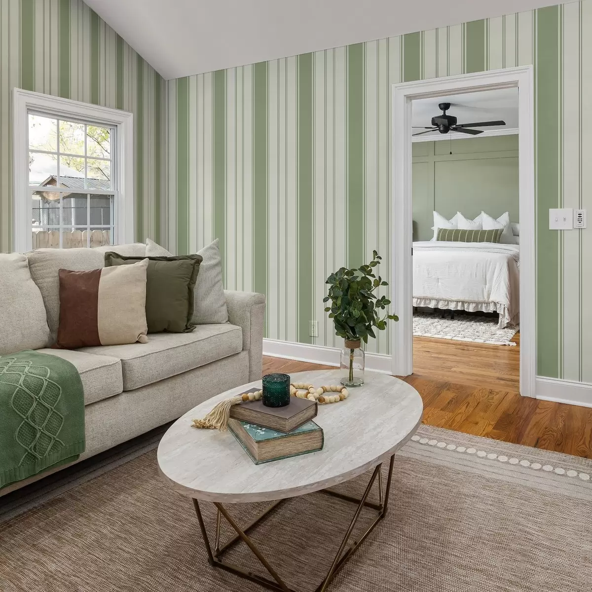 Tapetes Krēmkrāsas fons ar platām gaiši zaļām svītrām a00561