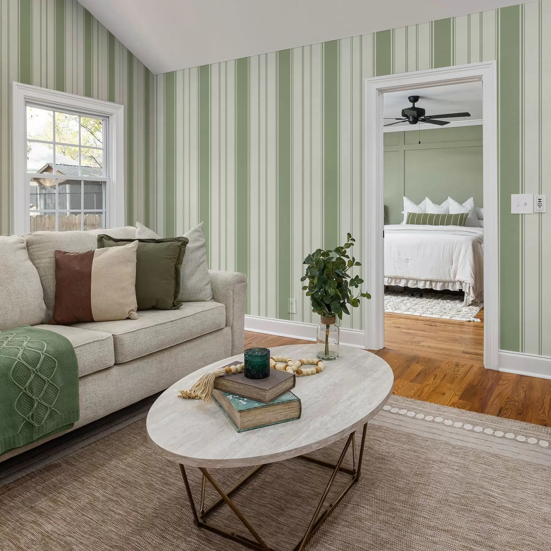 Fototapetes Krēmkrāsas fons ar platām gaiši zaļām svītrām a00561