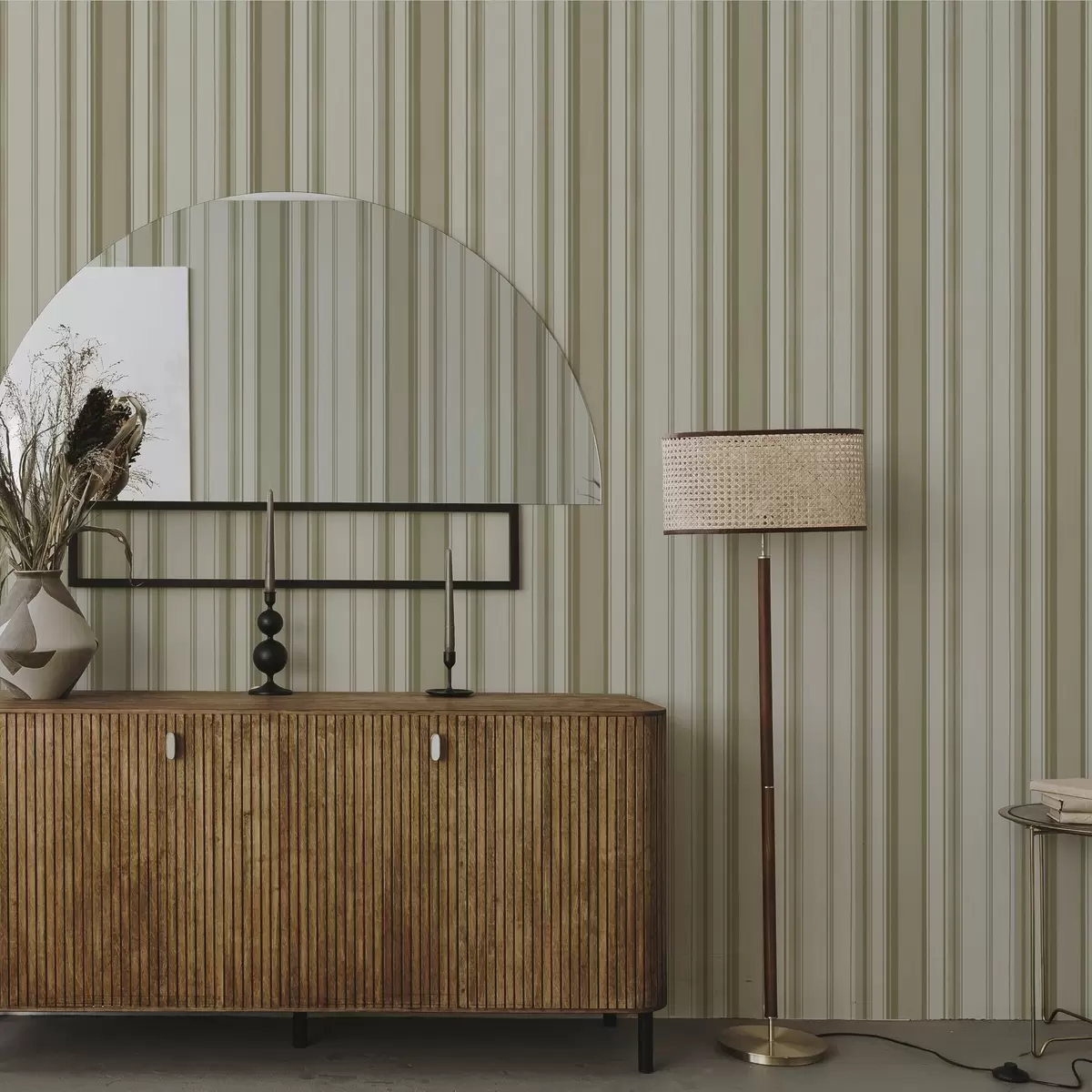 Tapetes Krēmkrāsas fons ar pelēkbrūnām vertikālām svītrām a00564