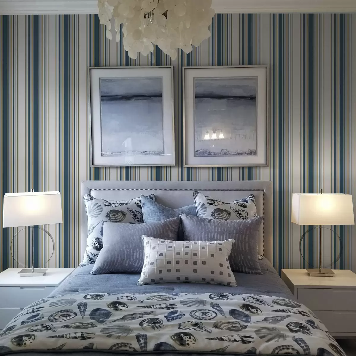 Tapetes Kontrastējošas zilas un dzeltenas svītras uz balta fona a00566