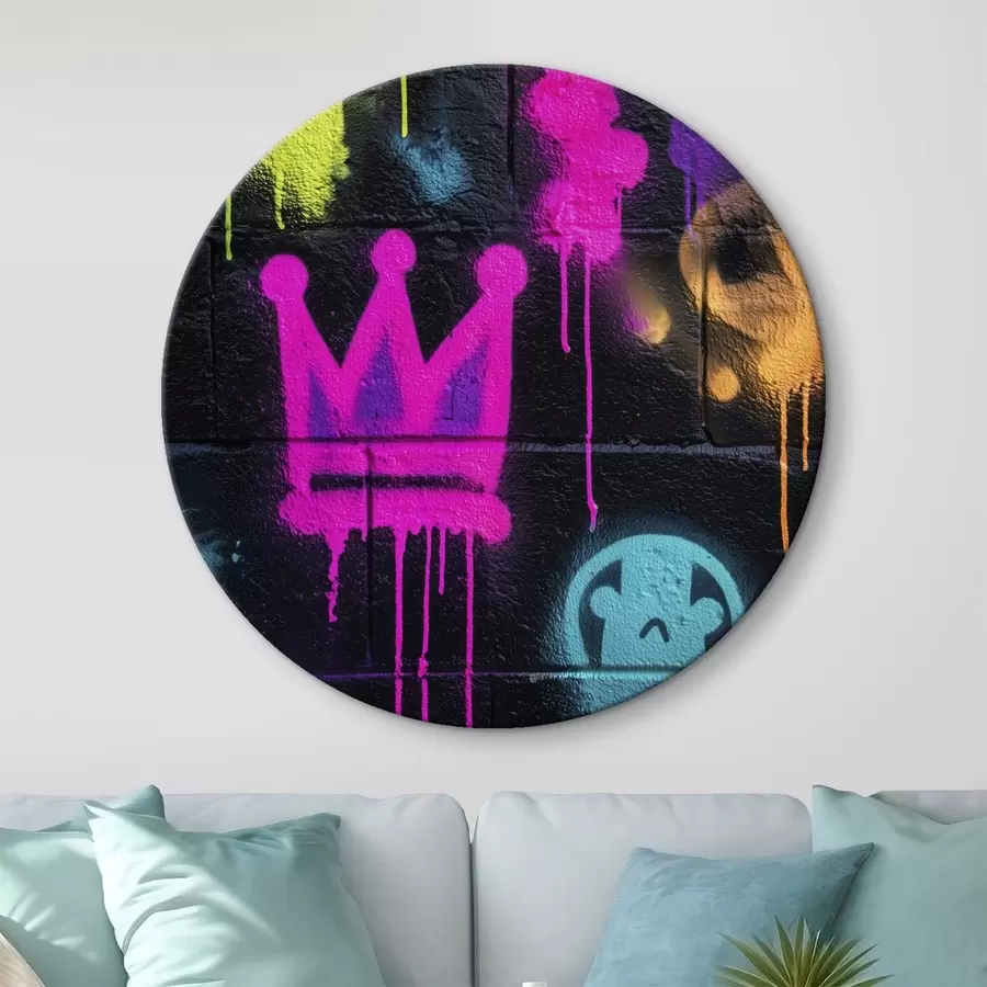 Glezna spilgti ielu grafiti uz tumša fona r45717