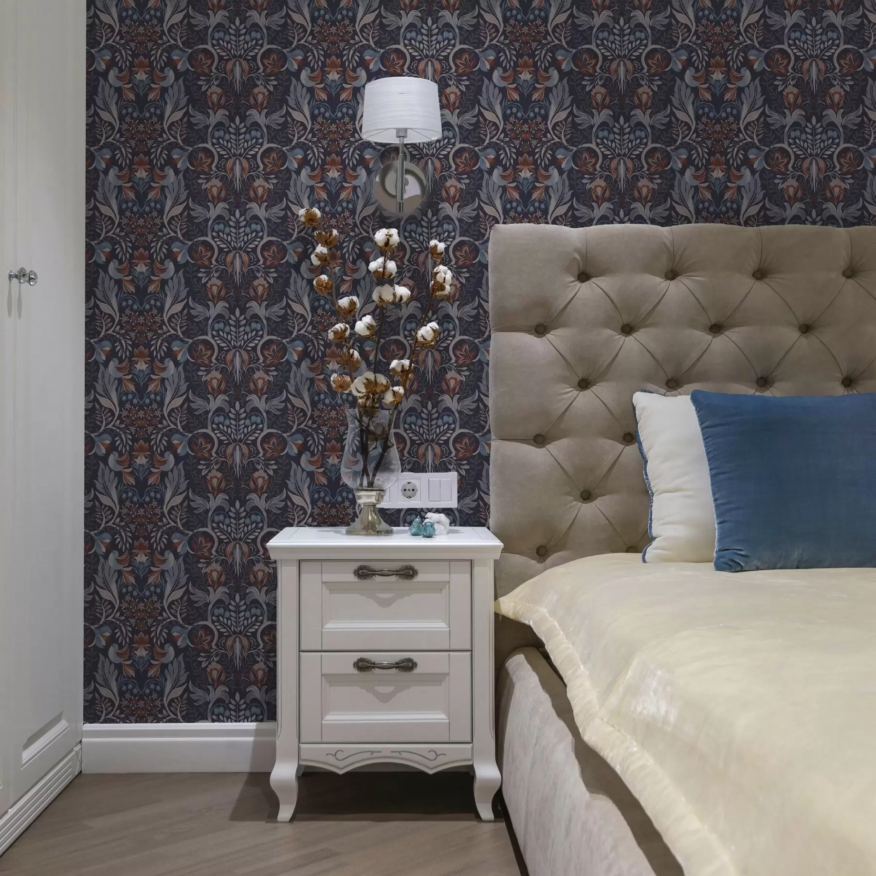 Fototapetes Tautas ziedi un putni uz tumši zila fona a00502