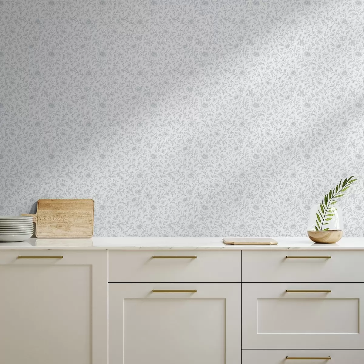 Tapetes Smalki zili ziedi uz smalkas baltas krāsas fona a00576