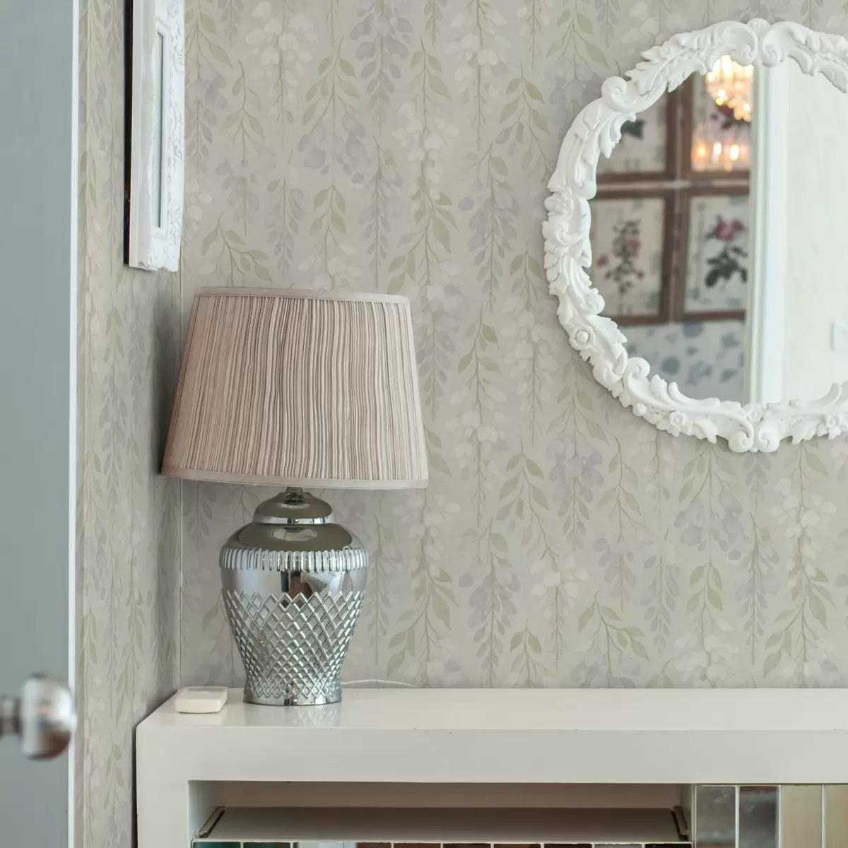 Tapetes Vijīga lavanda uz piparmētru zaļā fona a00593