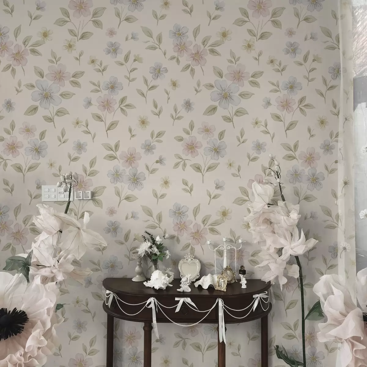 Tapetes Pastelkrāsas pļavas ziedi uz krēmkrāsas fona a00596