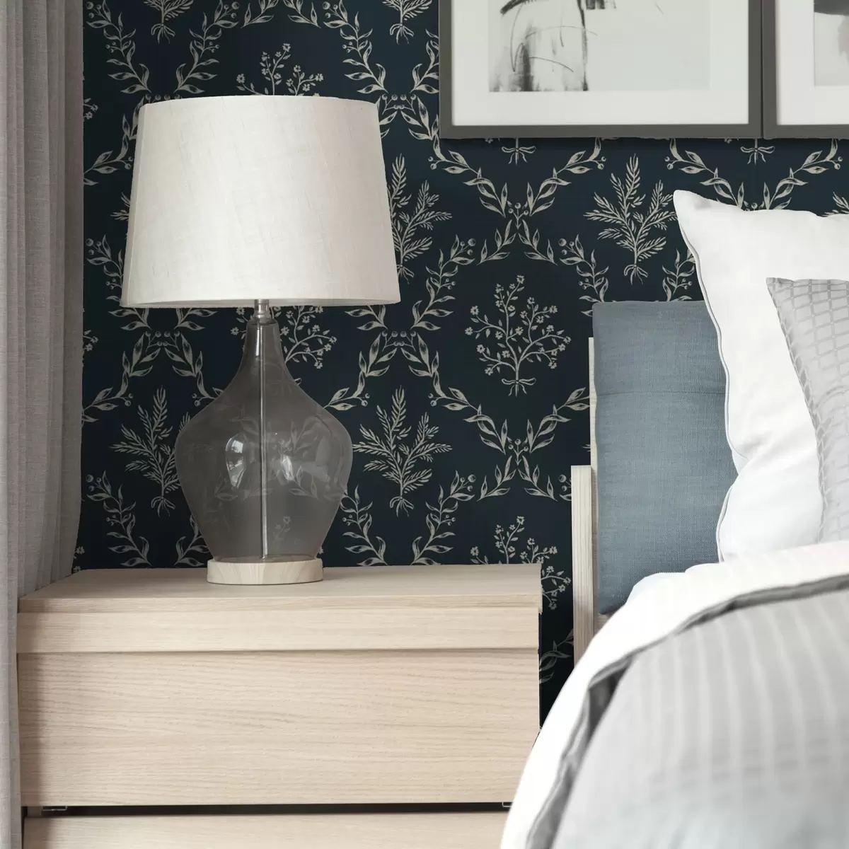 Tapetes Baltas zāļu un ziedu vainagi uz tumši zaļgani zilā fona a00599v2