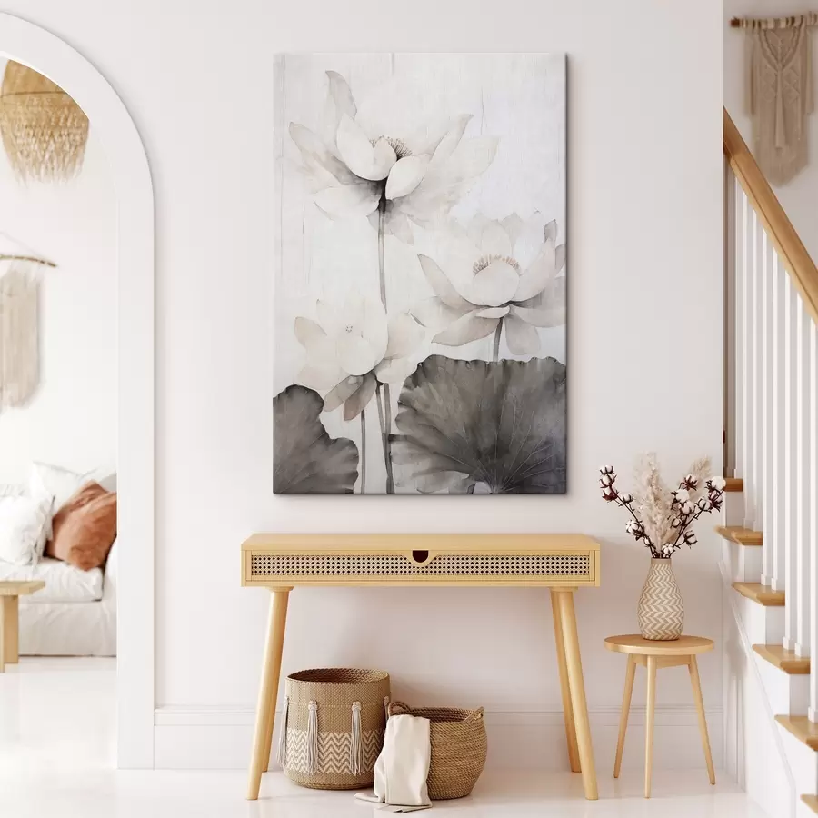 Glezna Baltas teksturētas lotosa ziedi ar tumšām lapām, gaišs fons, minimālistisks dizains s45936