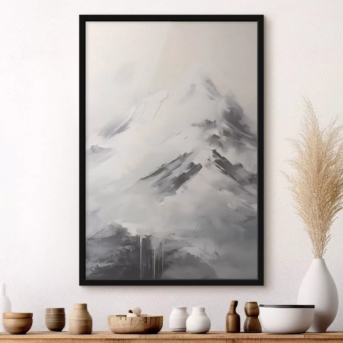 Plakāts Sniegotas kalnu virsotnes ar pelēkiem ēnām, pelēks debesis, otas triepieni, teksturēts, minimālisma stils f45932