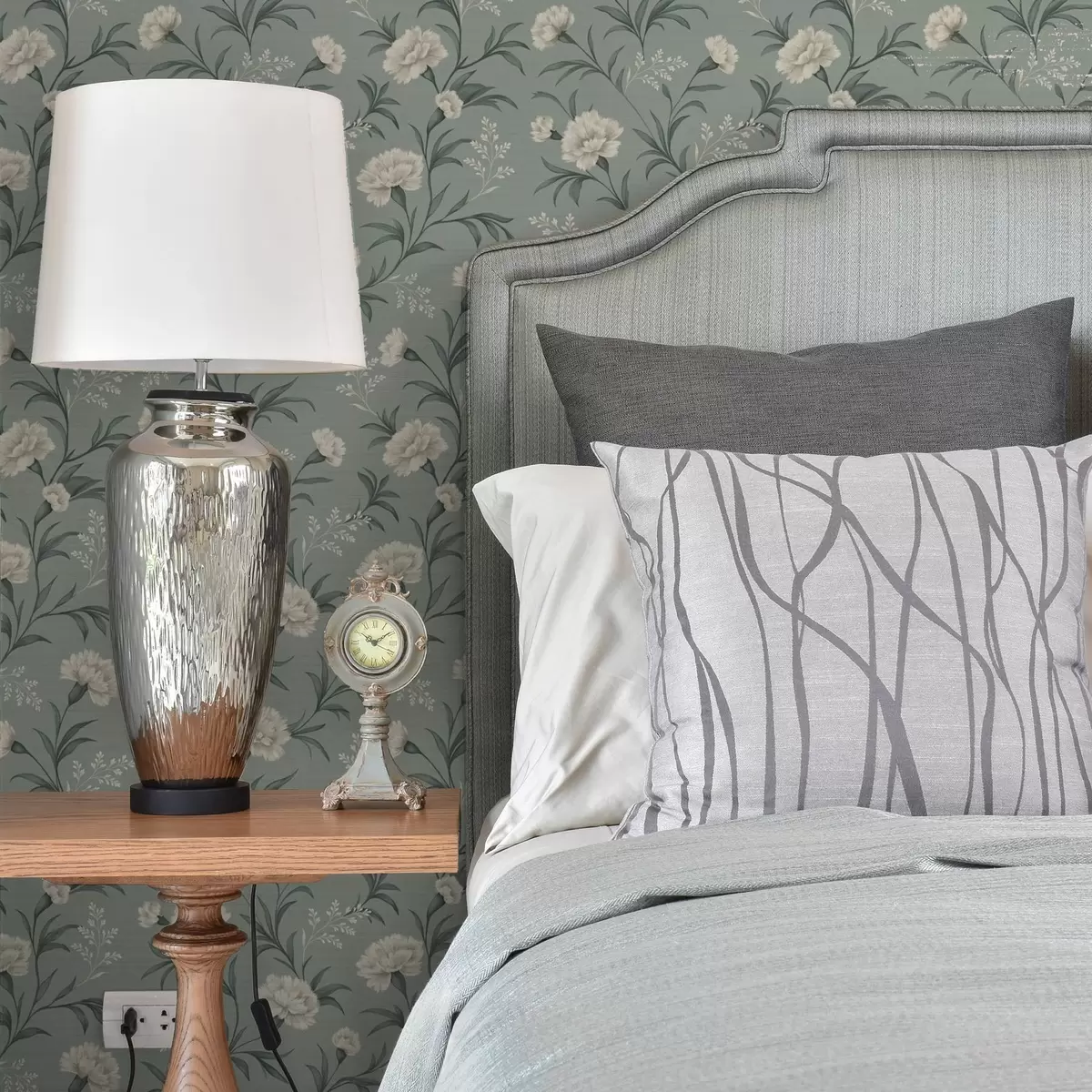 Tapetes Pūderveida neļķes uz pelēkzaļgana fona, izsmalcināts apdruka a00610