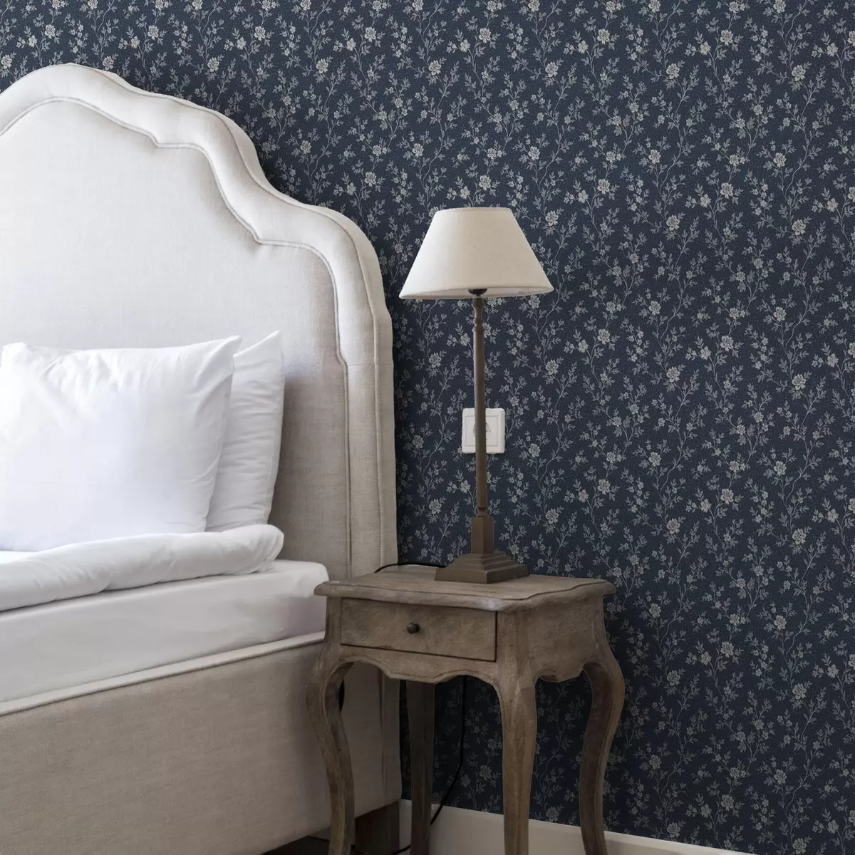 Tapetes Tumši zils fons ar plānām smilškrāsas zariem un ziediem a00612