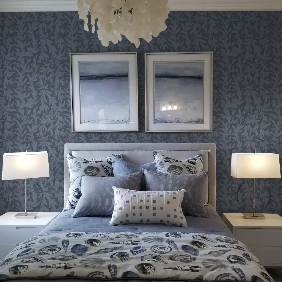 Tapetes Grafīta zils fons un zilas lapas, teksturēts kontūrs a00616v2