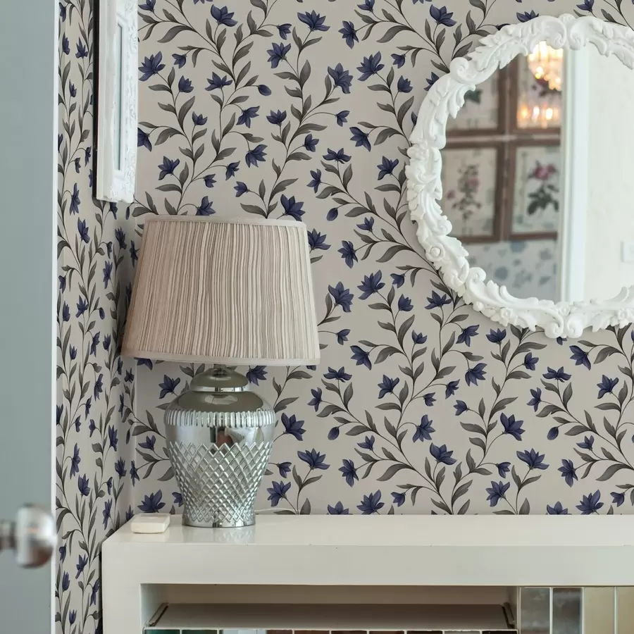 Fototapetes Zilās zvaniņas un pelēkzaļie augi uz gaiša fona a00622v1