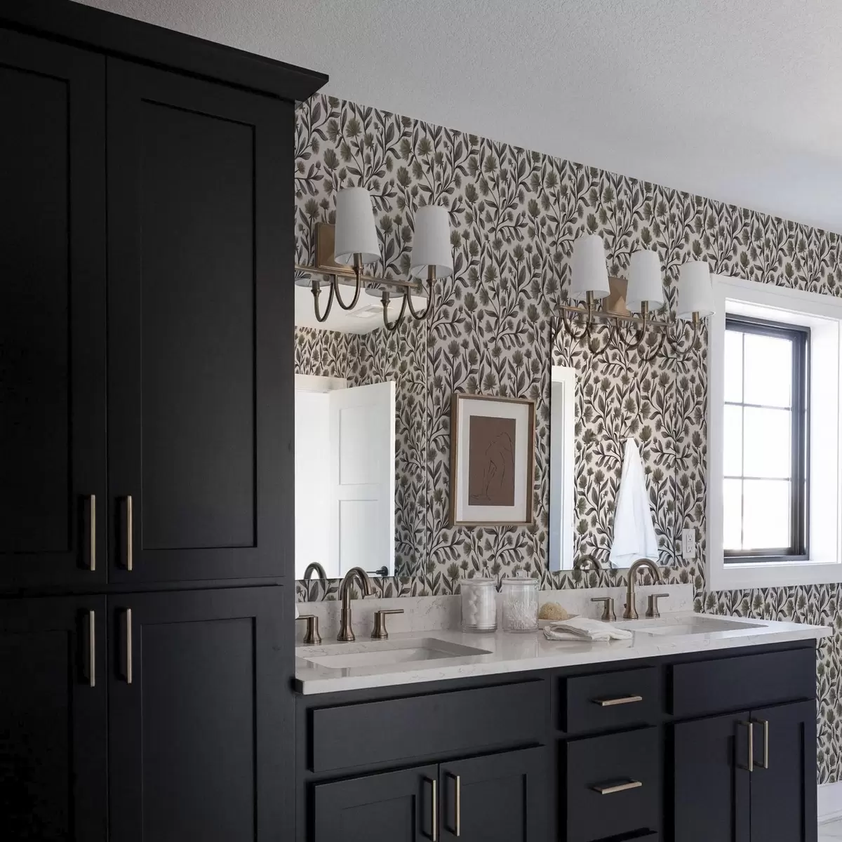 Tapetes Mežrozītes pelēkā-olīvu toņos uz krēmkrāsas fona a00623v1