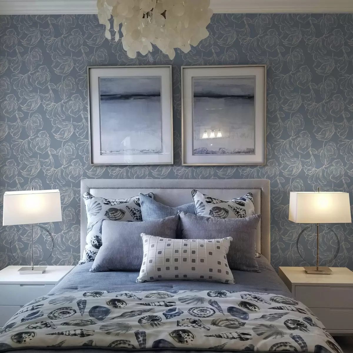 Tapetes Gaiši zils fons ar krīta kontūru ziediem a00625v3