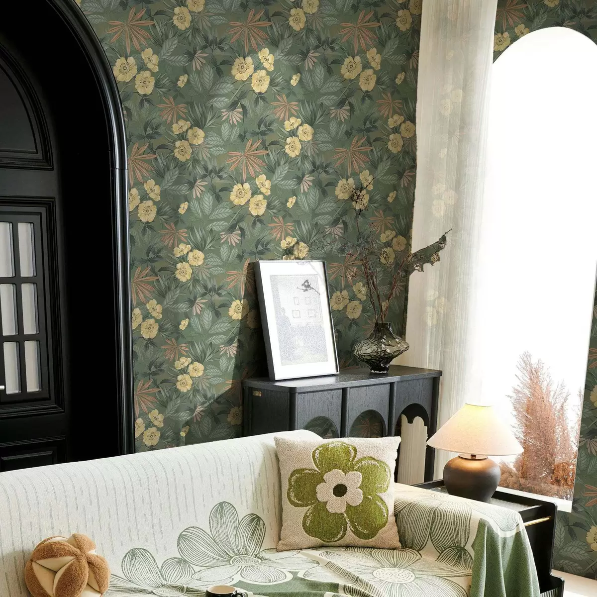 Tapetes Dzeltenas puķes zaļo lapu tekstūras vidū a00718