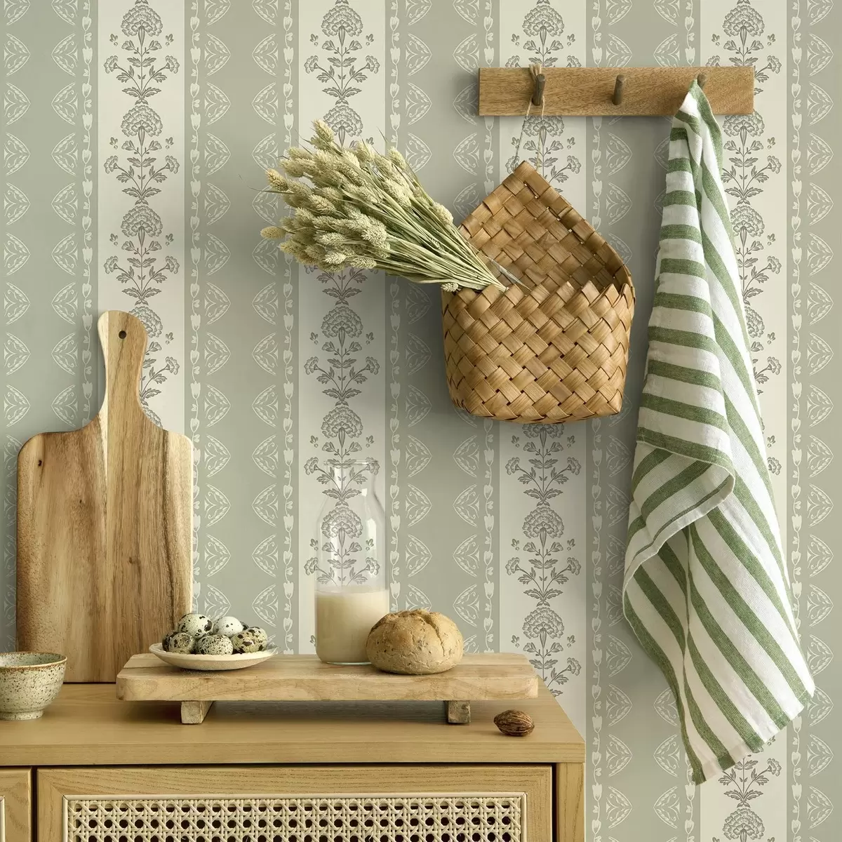 Tapetes Svītrains ornamentiņš ar ziedu kolonnām salvijas toņos a00719