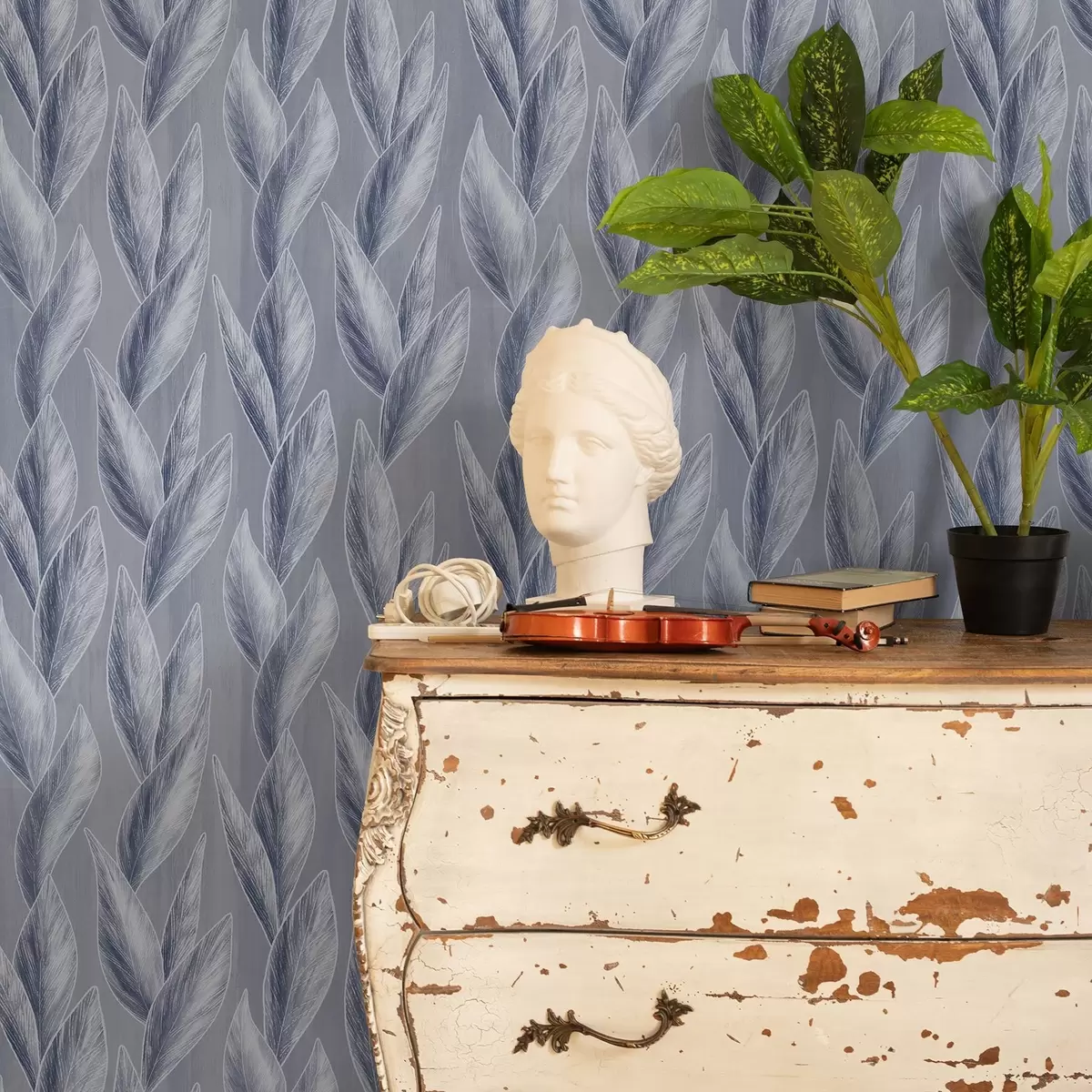 Tapetes Sudraba zilas lapas uz pelēkā fona, grafisks raksts a00627