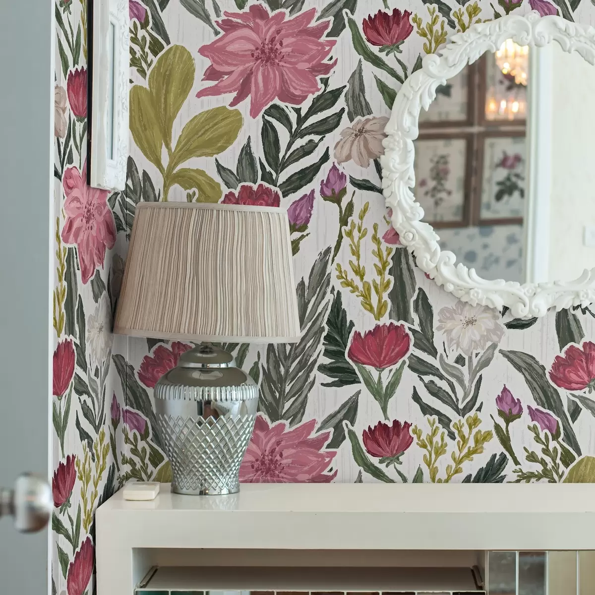 Tapetes Krāšņi rozā un krēmkrāsas ziedi uz balta fona, pastozas tekstūras a00629v1